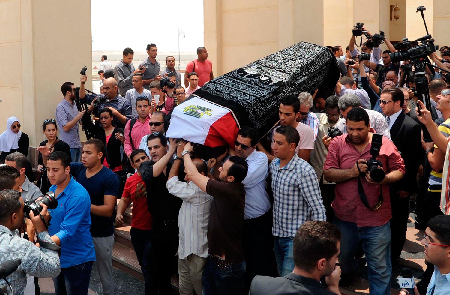 Här förs Omar Sharif till sin sista vila. Kistan omsveptes med Egyptens flagga.