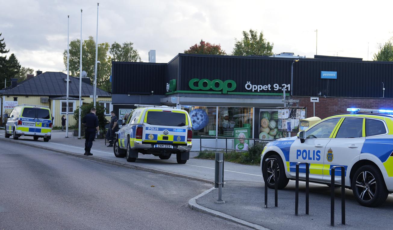 Knivdådet skedde i området Flysta i västra Stockholm – mitt på blanka lördagseftermiddagen. 