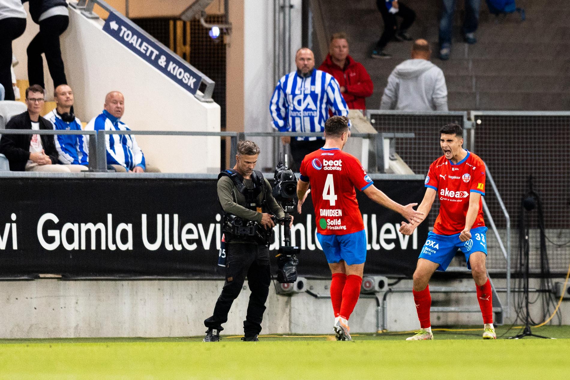 Amar Muhsin jublar efter sitt 1–0-mål mot Blåvitt. 