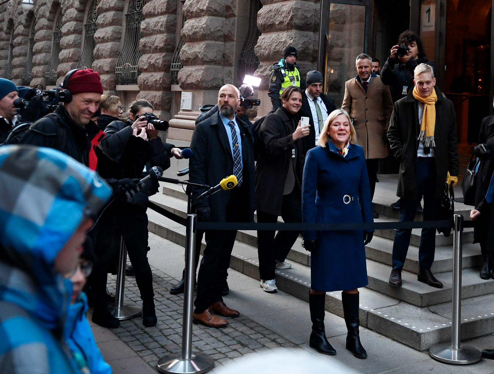 Magdalena Andersson (S) går mor riksdagshuset för att läsa upp sin regeringsförklaring. 