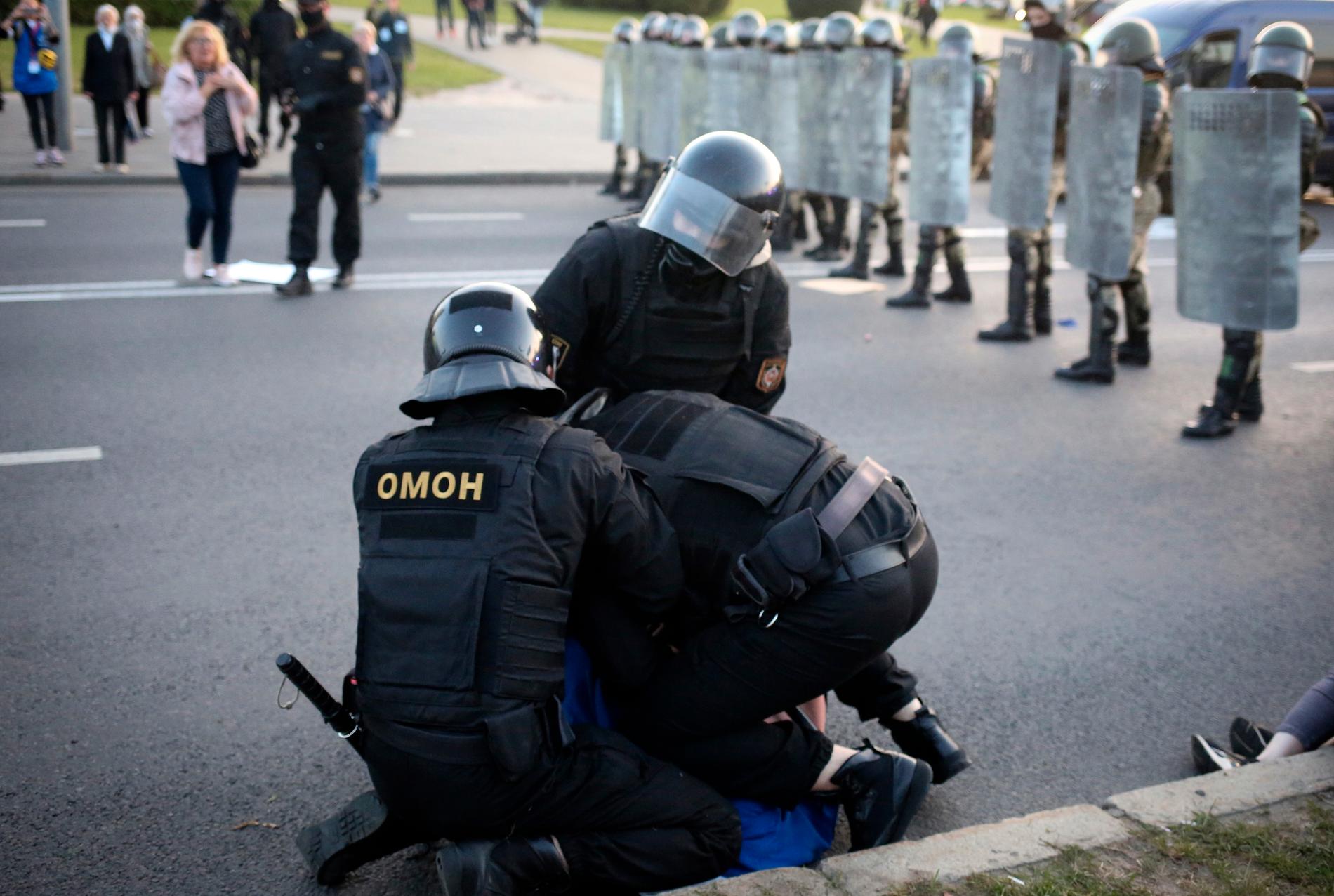 Kravallpolis och demonstranter under protester i Belarus på onsdagskvällen.