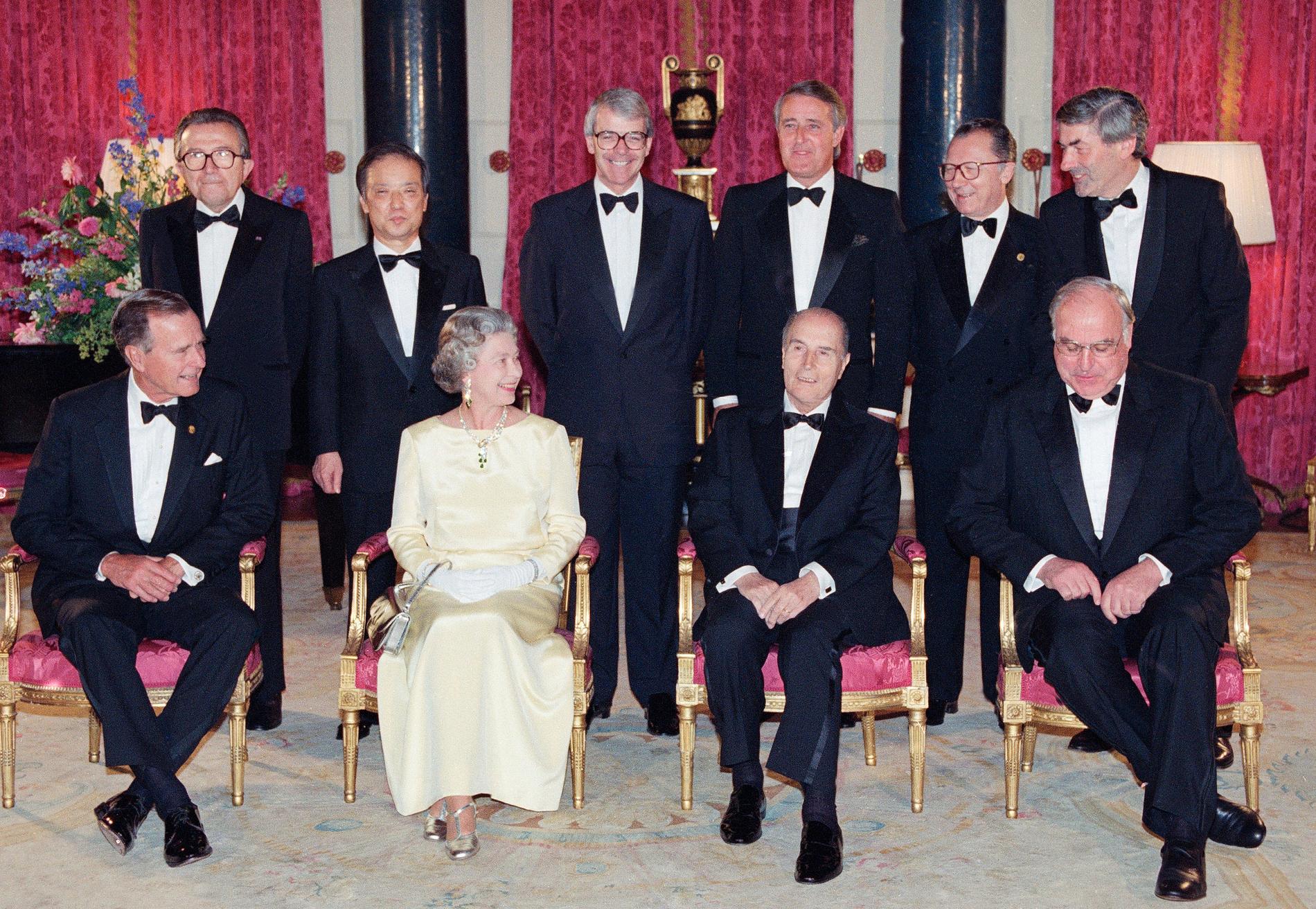 Drottningen fotograferas ihop med G7-ledarna, 1991.