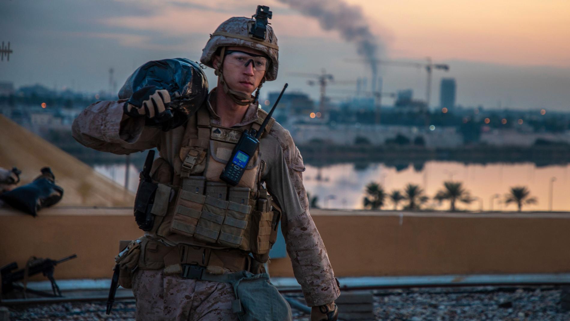 Amerikansk marinkårssoldat i Bagdad, Irak, förstärker försvaret av amerikanska ambassaden med sandsäckar.