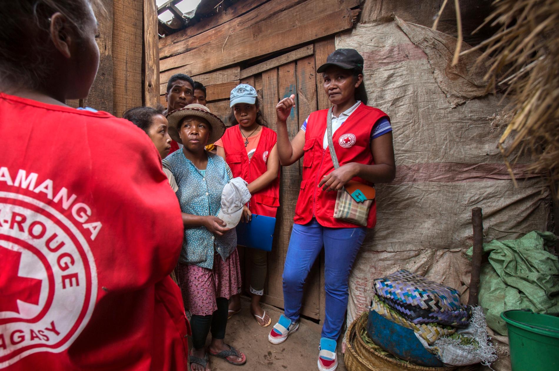 Röda Korset-personal diskuterar ett tidigare pestutbrott med invånare i en by i mellersta Madagaskar. Bilden är från hösten 2017. Arkivbild.