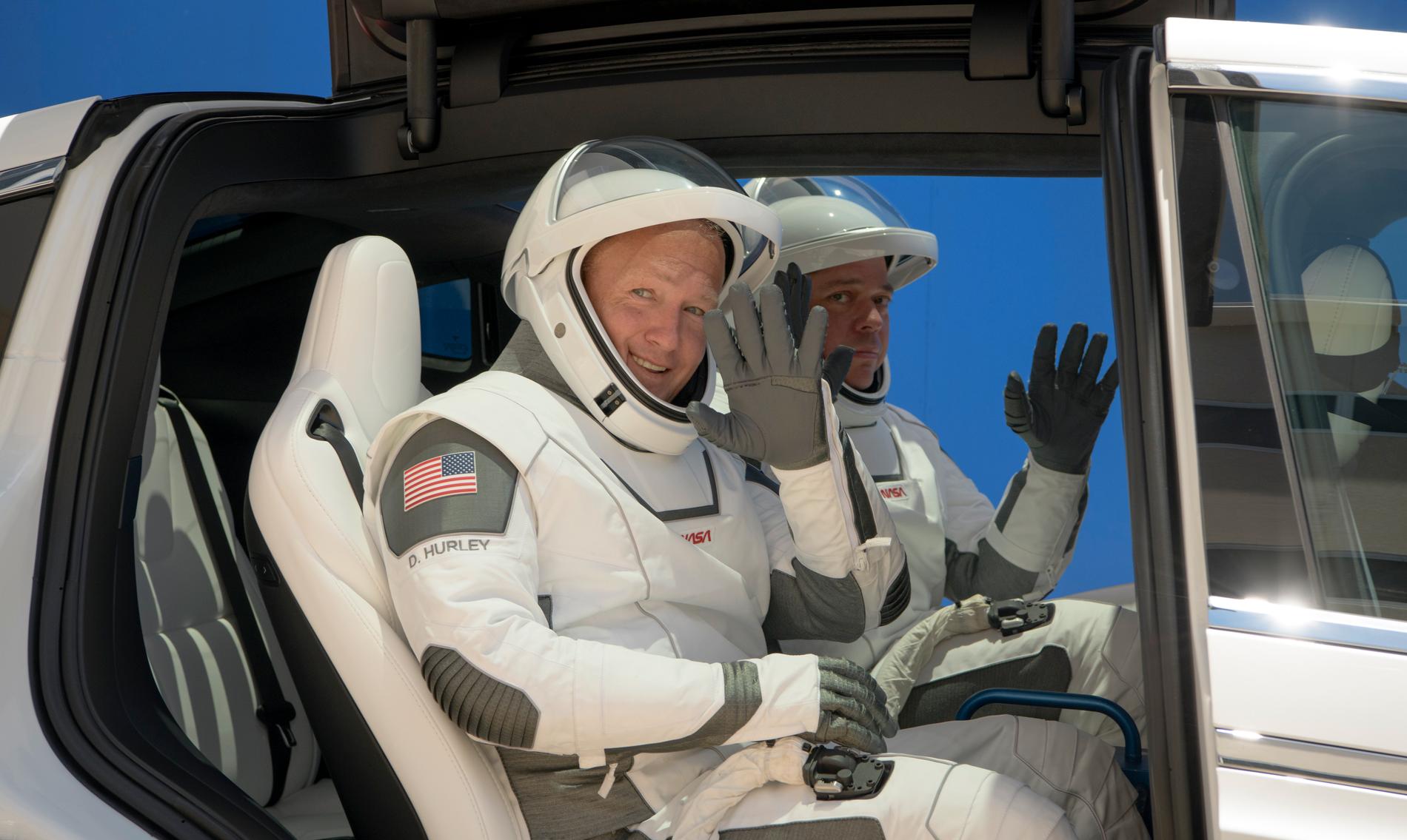 Doug Hurley och Bob Behnken ska skjutsas i en Tesla fram till rymdraketen på onsdag. Foto från en generalrepetition i lördags.