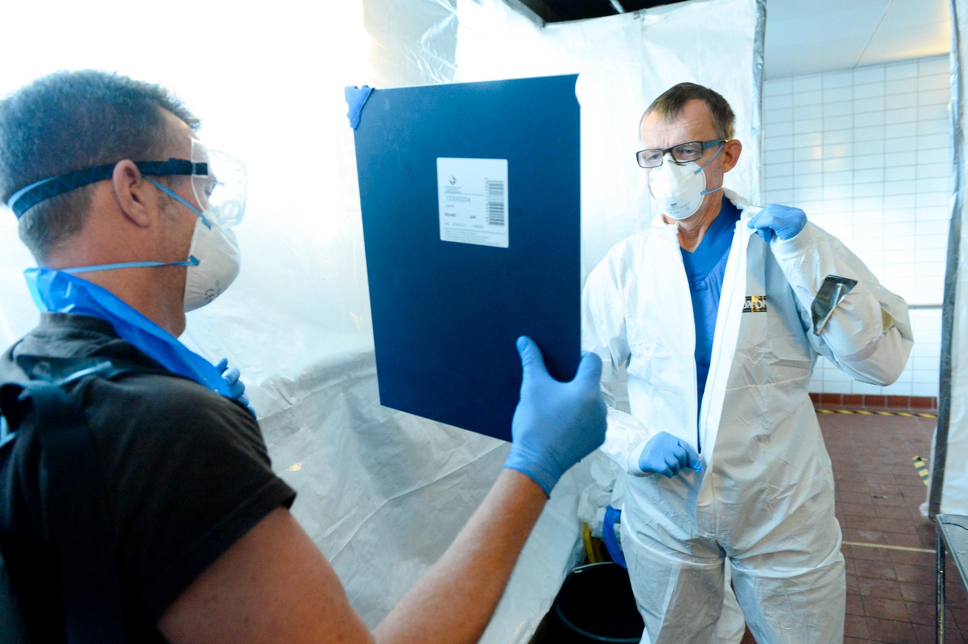 Hans Rosling i skyddsdräkt på Karolinska Institutet under en pressträff om hur sjukvårdspersonal förbereder sig inför arbete i Ebola-drabbade länder.