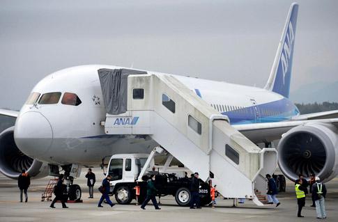Efter en nödlandning stoppar det japanska flygbolaget All Nippon Airways, ANA, alla flygningar med sina 17 Boeing 787-plan, den nya Dreamlinern. Nu gör man samma sak i USA.