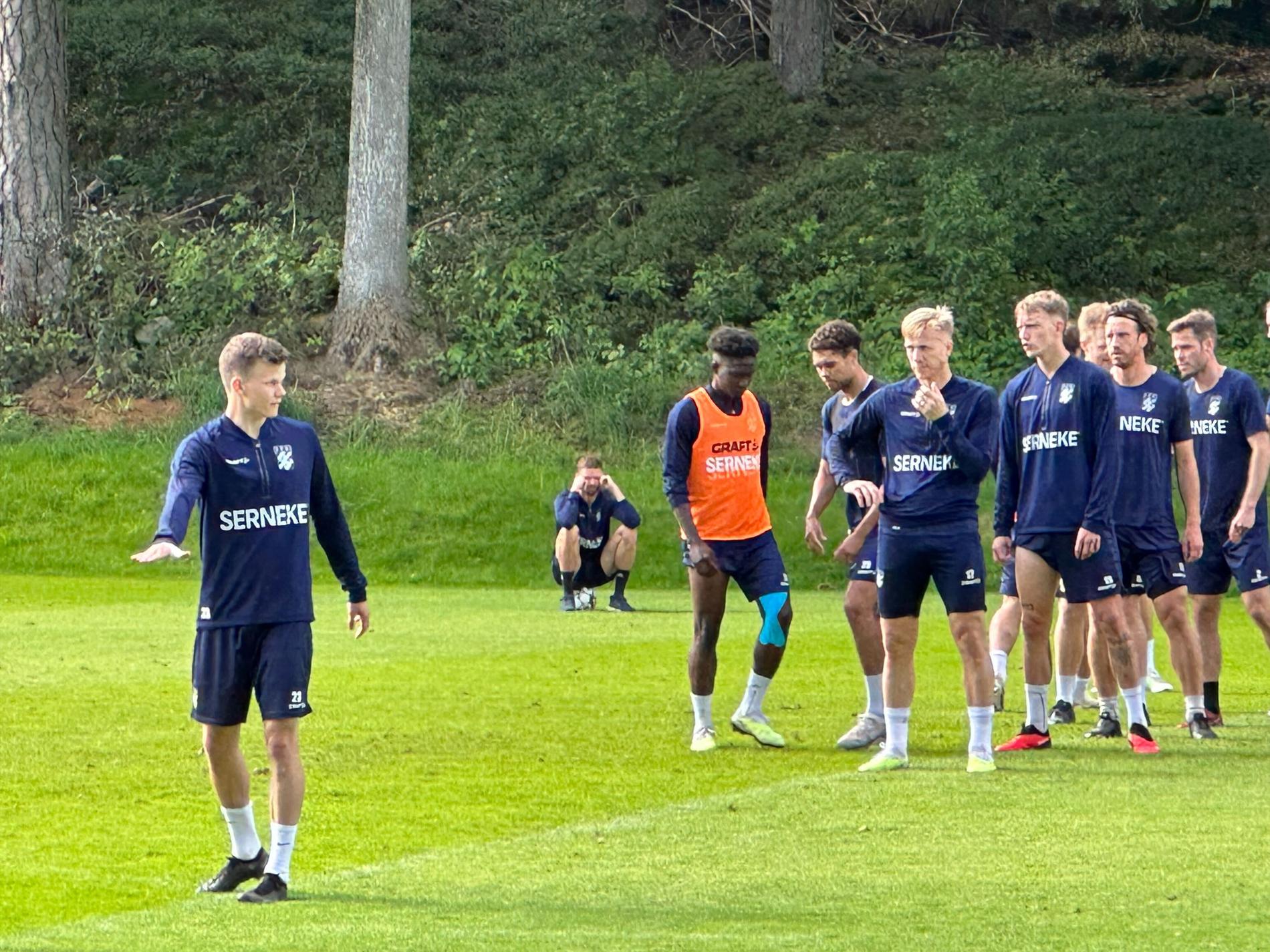 Marcus Berg sitter vid sidan av planen under Blåvitts träning inför matchen mot Malmö. 