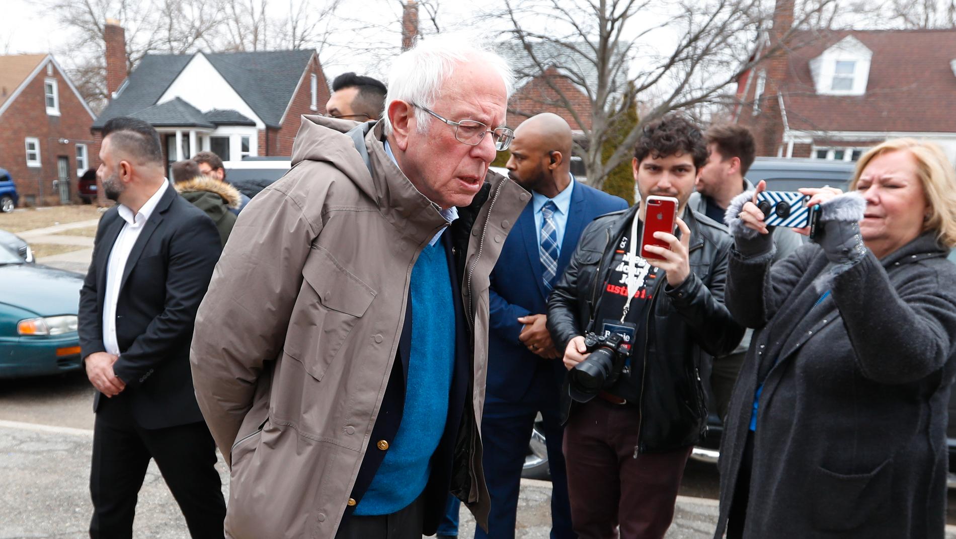 Vermontsenatorn Bernie Sanders utanför en vallokal i Detroit i Michigan på tisdagen.