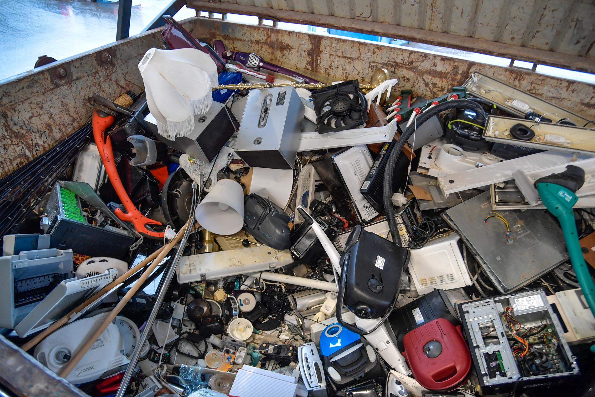 Det avfall som kriminella intresserar sig för kan vara allt från elektronik till gamla bilar och byggavfall. Arkivbild.
