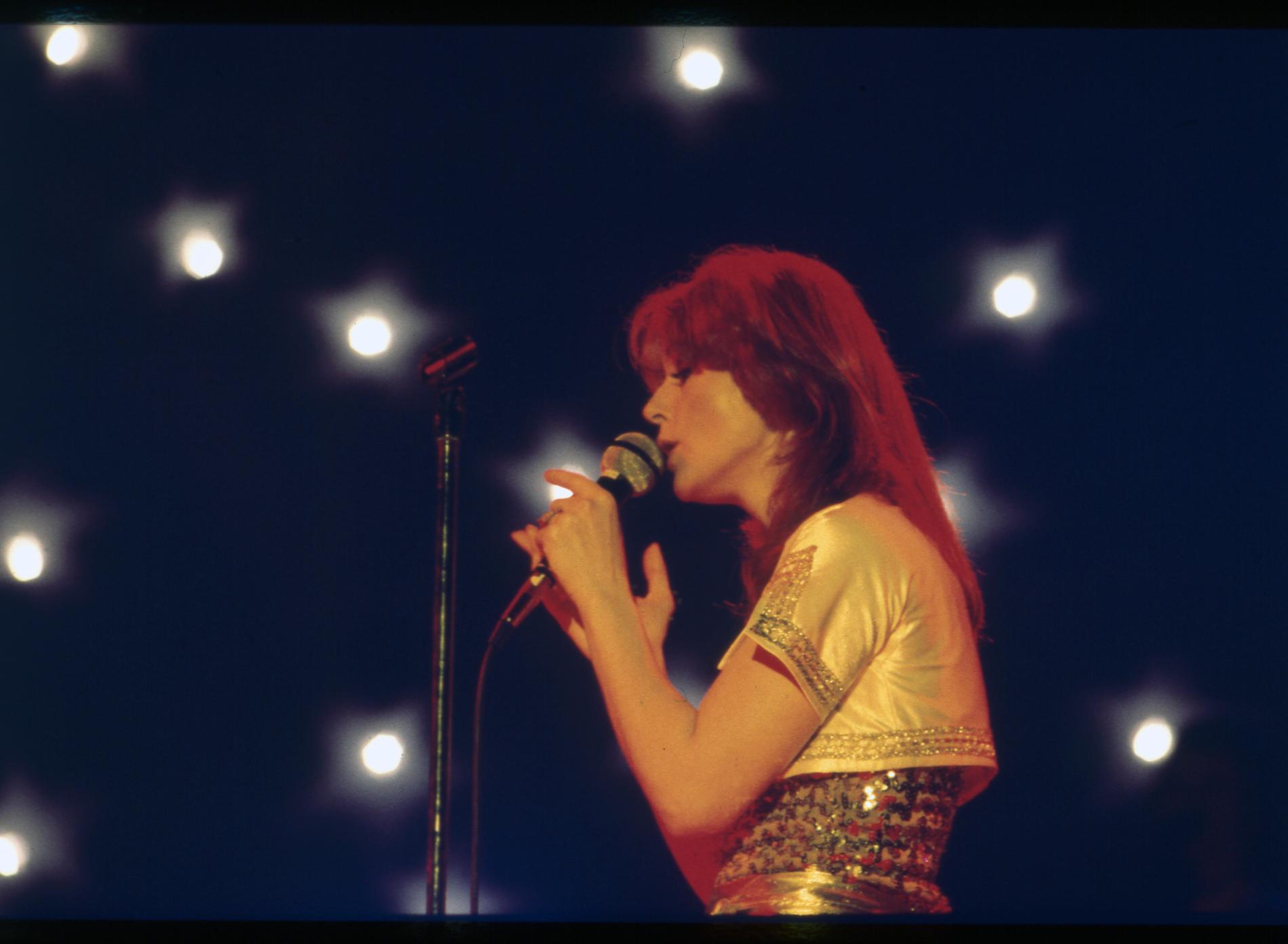 Frida under en konsert 1977.