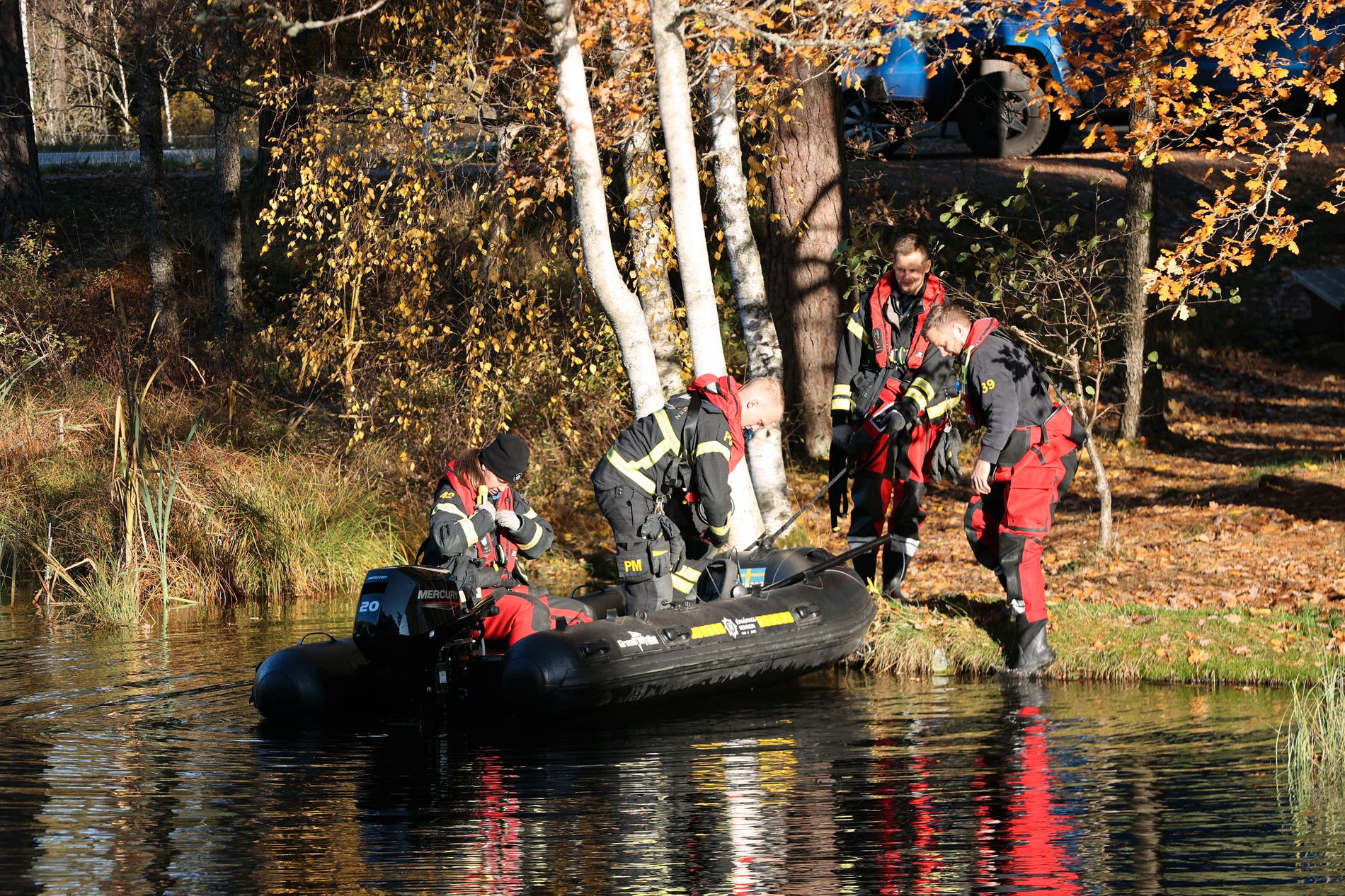 Här letar räddningstjänsten från Jönköping i Emån i Vetlanda.