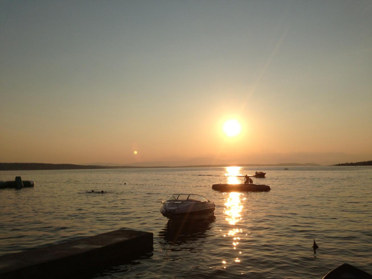 Kroatiens solnedgång i Selce