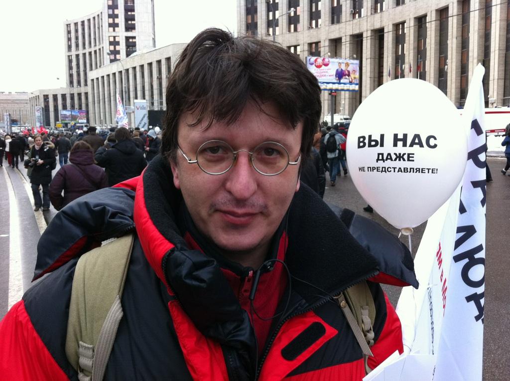 Andreij Rossiskij, 39,  IT-specialist, list, har kommit för att protestera mot valutgången: ”Jag tycker inte om att de lurade mig. Jag jobbade själv som observatör under valet och kunde med mina egna ögon se att hur det bröts mot reglerna och fuskades.”