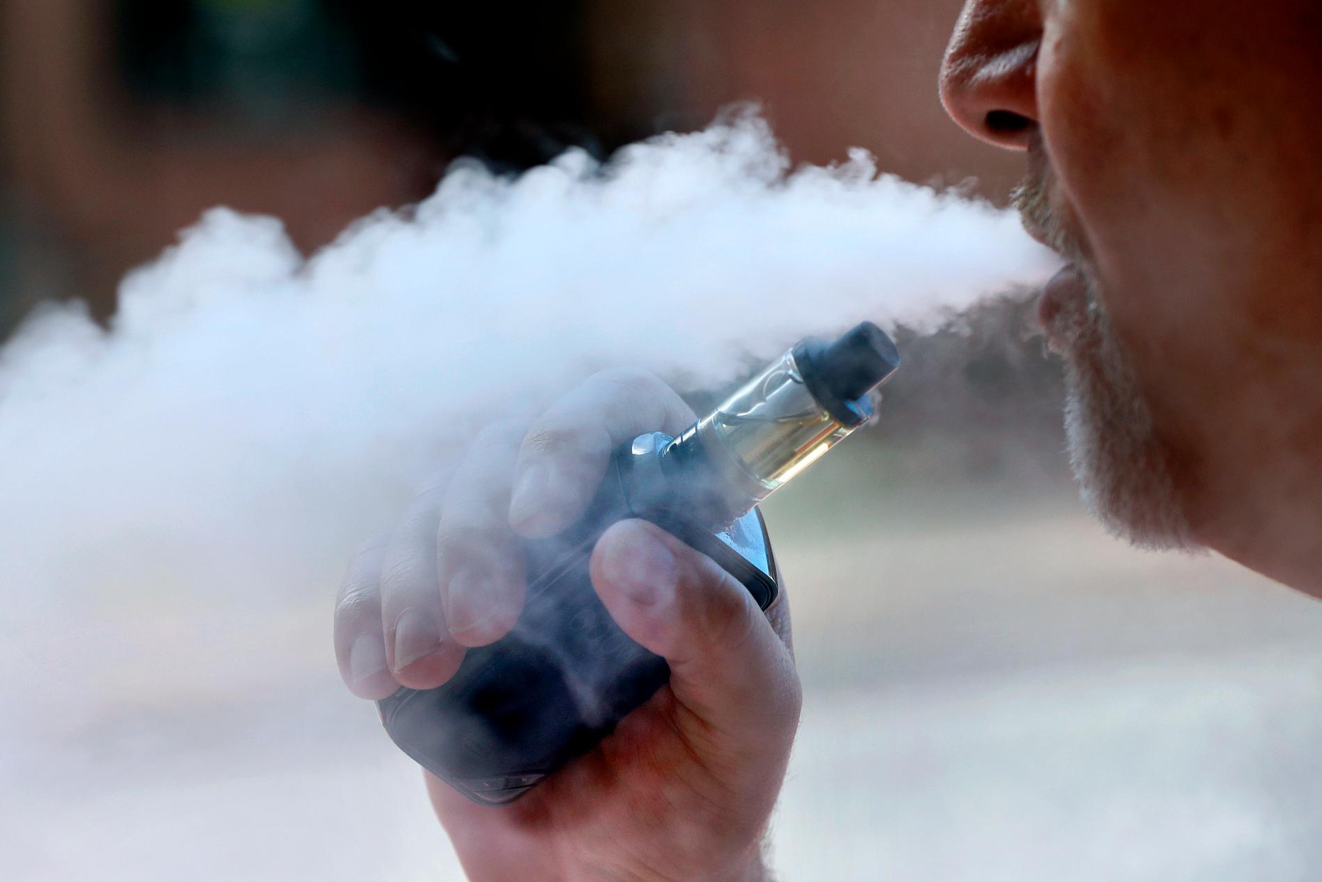 Två fall av misstänkt av skada i samband med e-cigaretter har upptäckts i Sverige.