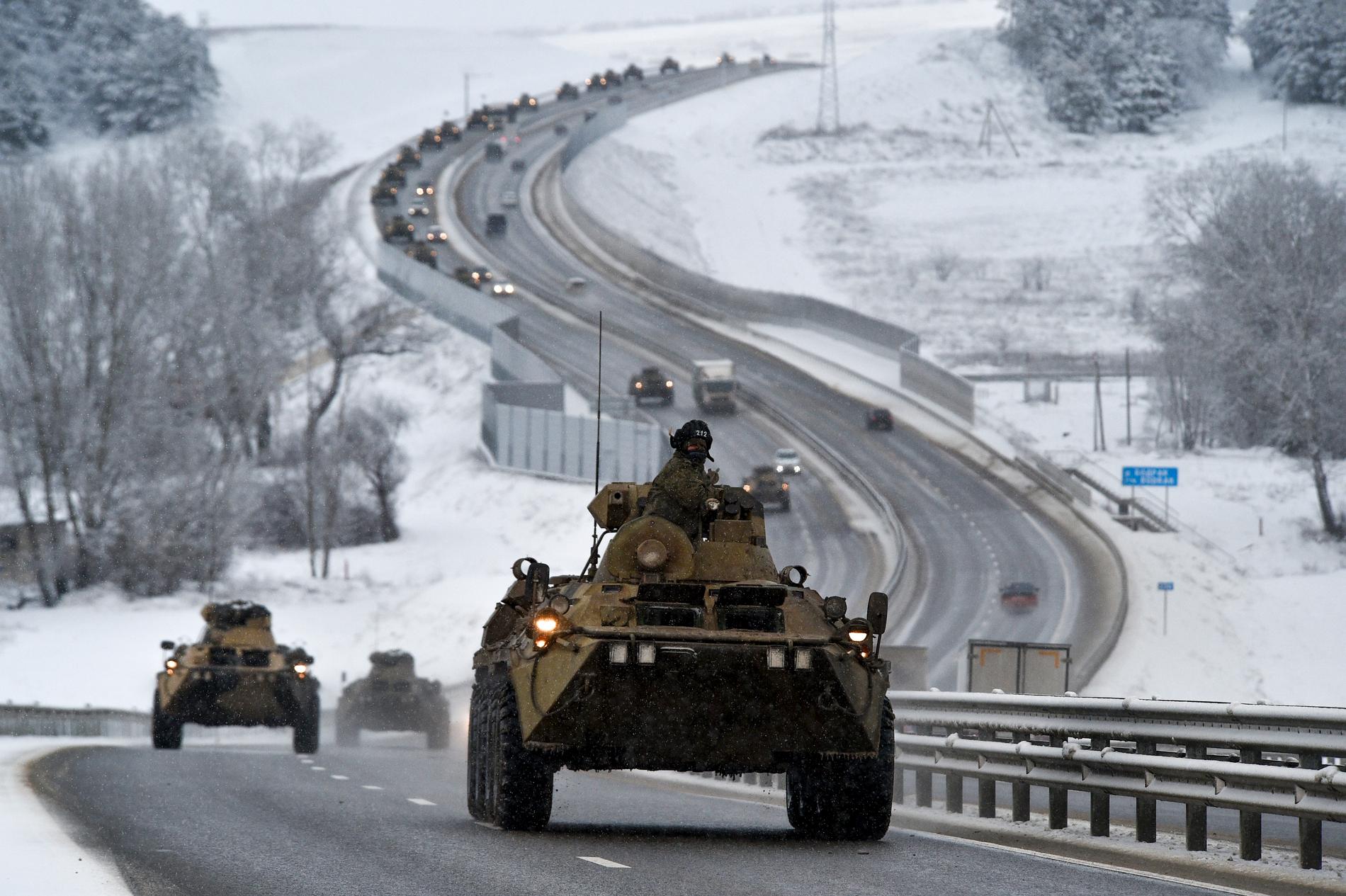 En konvoj ryska pansarfordon på en motorväg på Krim, tisdagen den 18 januari. Uppskattningsvis 100 000 ryska soldater med stridsvagnar och andra tunga vapen har placerats nära Ukraina, i vad västvärlden befarar kan vara ett förspel till en invasion. 