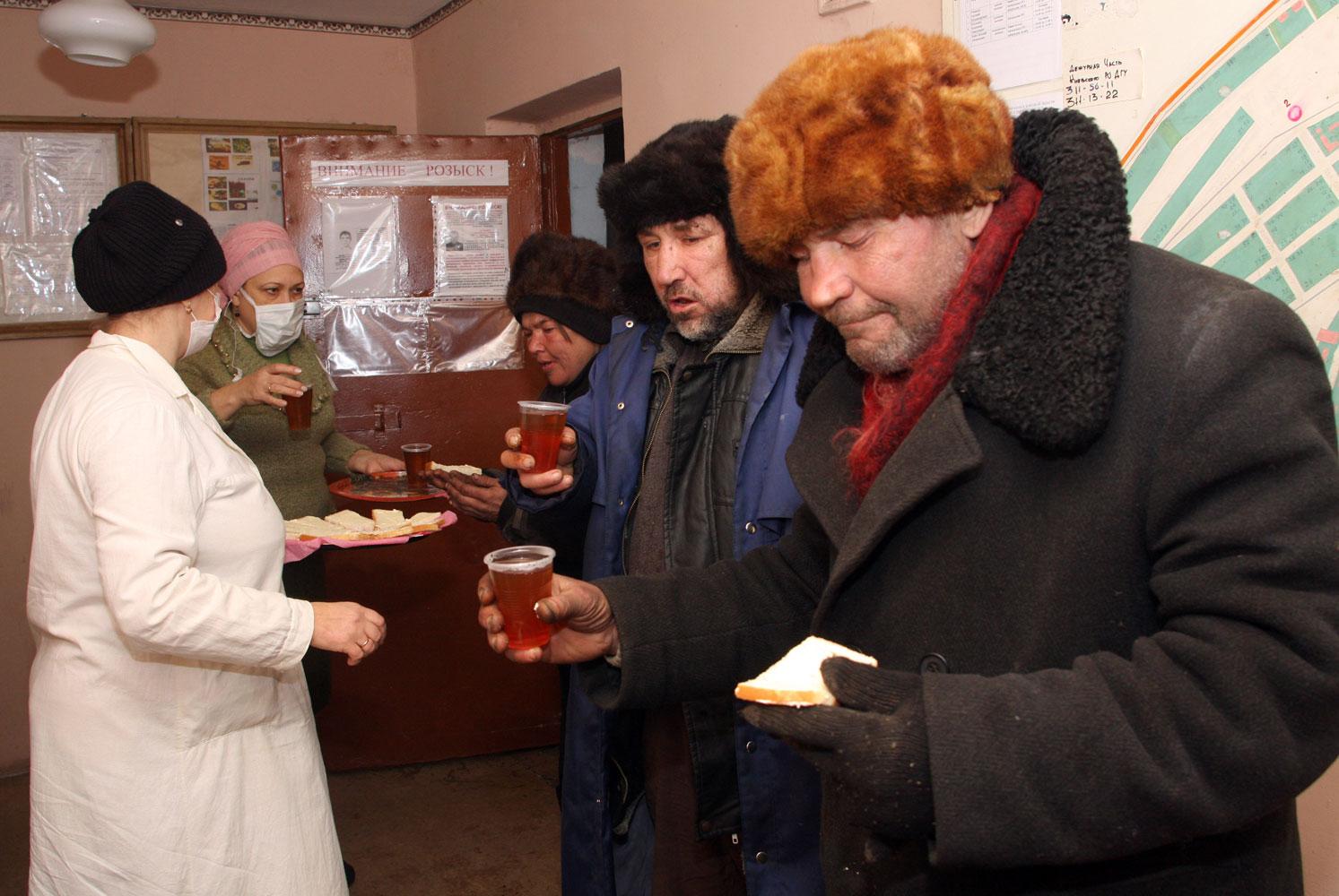 Hemlösa får te och lite mat av Röda korset i Donetsk i Ukraina. 18 människor har dött av kylan i Ukraina.