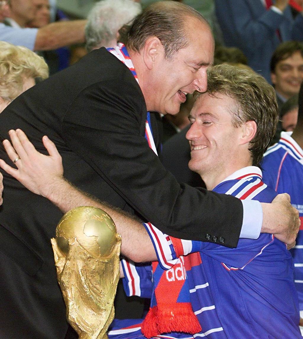 Höjdpunkten i Deschamps spelarkarriär är VM-guldet som lagkapten hemma  i Frankrike. Här med  Frankrikes dåvarande president Jacques Chirac. 