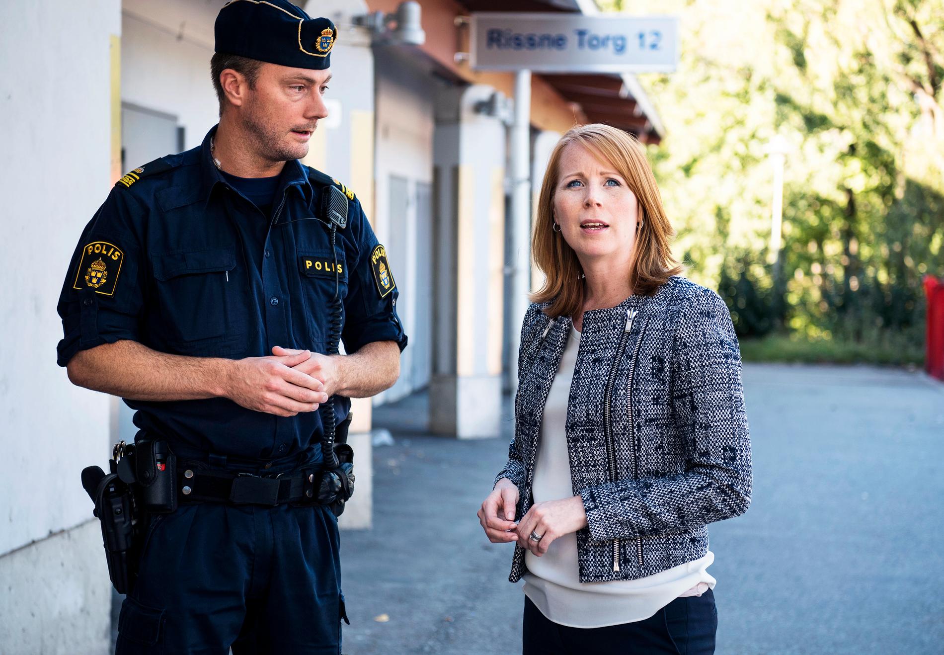 Centerpartiets Annie Lööf besöker Rissne i utanför Stockholm.