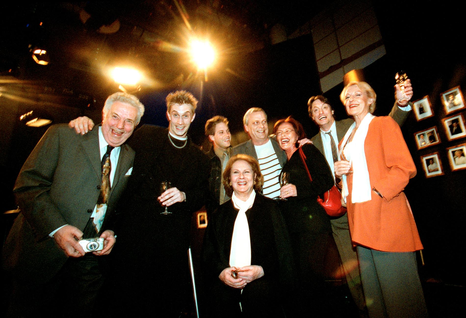 Vimmel efter sista ”Rederiet” 2002. Bert-Åke Varg, Ola Forssmed, Göran Gillinger, Gaby Stenberg, Hans V Engström, Johannes Brost och Karin Falck.