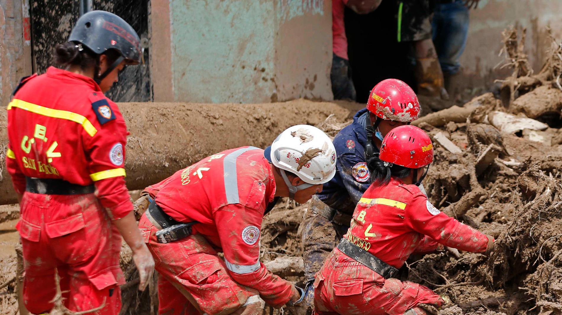 Jordskred är vanliga i Colombia. Här söker räddningsarbetare efter saknade 2017. Arkivbild.