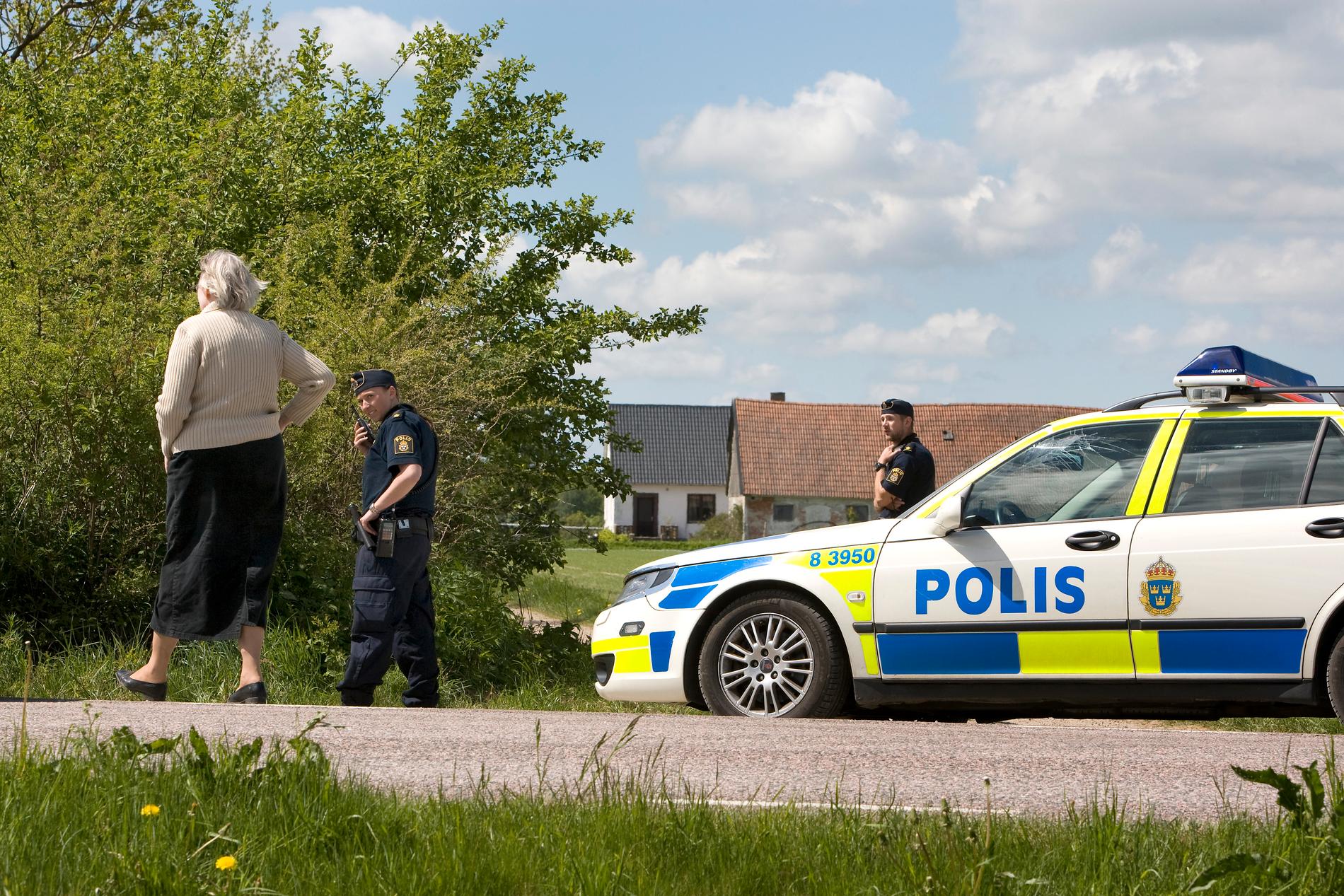 År 2008: Poliser i Kastberga öster om Eslöv där polisen hittade en äldre man bakbunden och död vid sitt hem. Arkivbild.