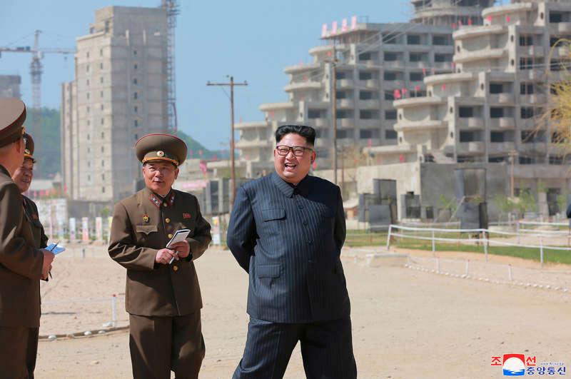 Kim Jong-un uppges vara mycket angelägen att byggjobbarna bygger klart. 