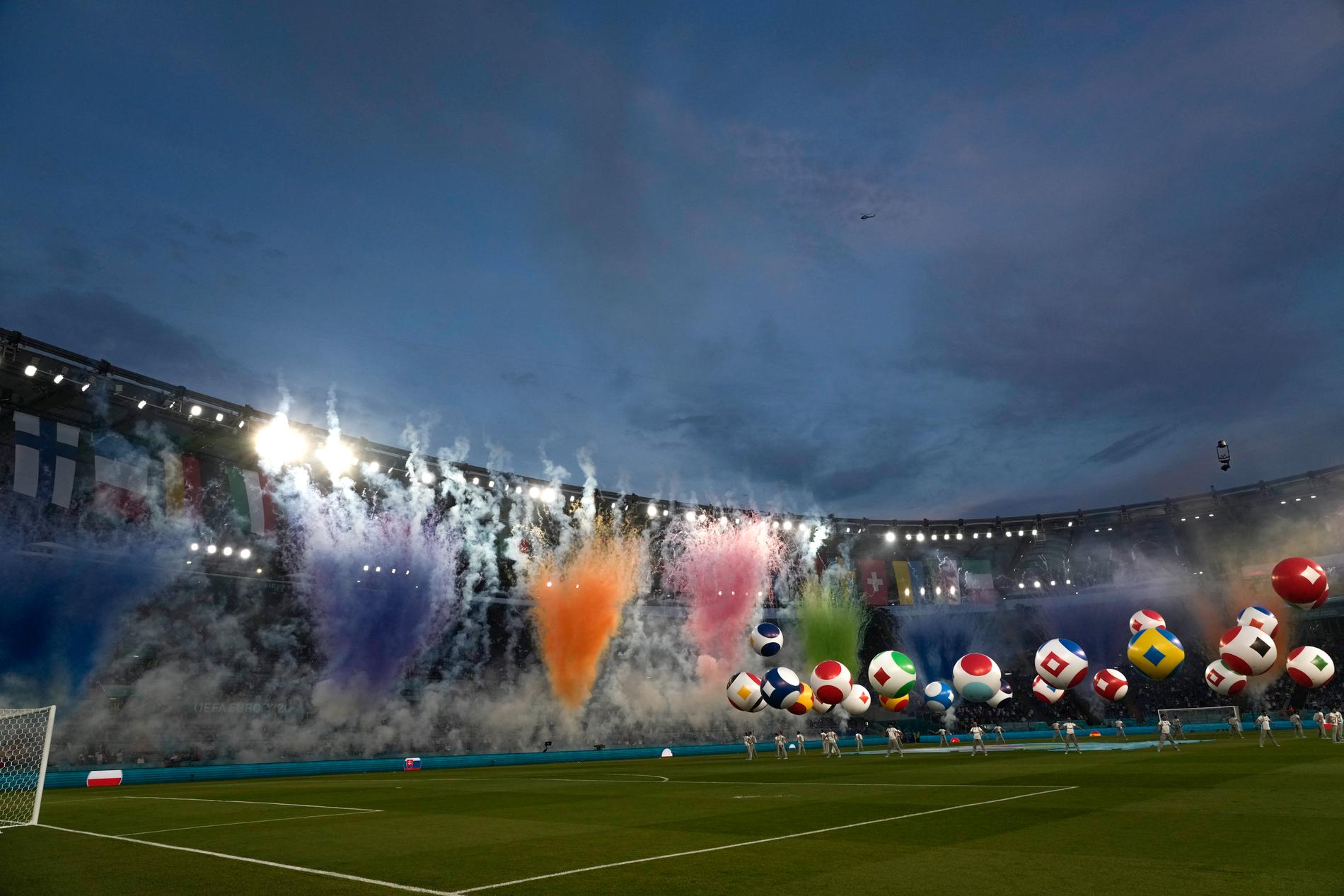 Fyrverkerier och 24 heliumballonger ingick i invigningen av fotbolls-EM i Rom.