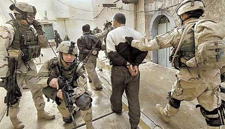 Amerikanska soldater för bort en misstänkt motståndsman i centrala Mosul.