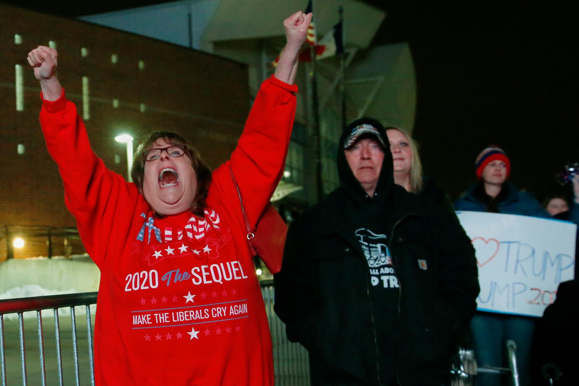Trumpanhängaren Pamela Furdek jublar utanför presidentens kampnajmöte i Des Moines i Iowa.