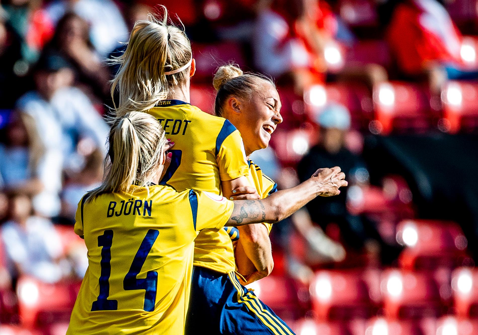 Amanda Ilestedt och Nathalie Björn kastar sig i famnen på Hanna Bennison, efter att den sistnämnda satt segermålet, 2–1, för Sverige mot Schweiz.