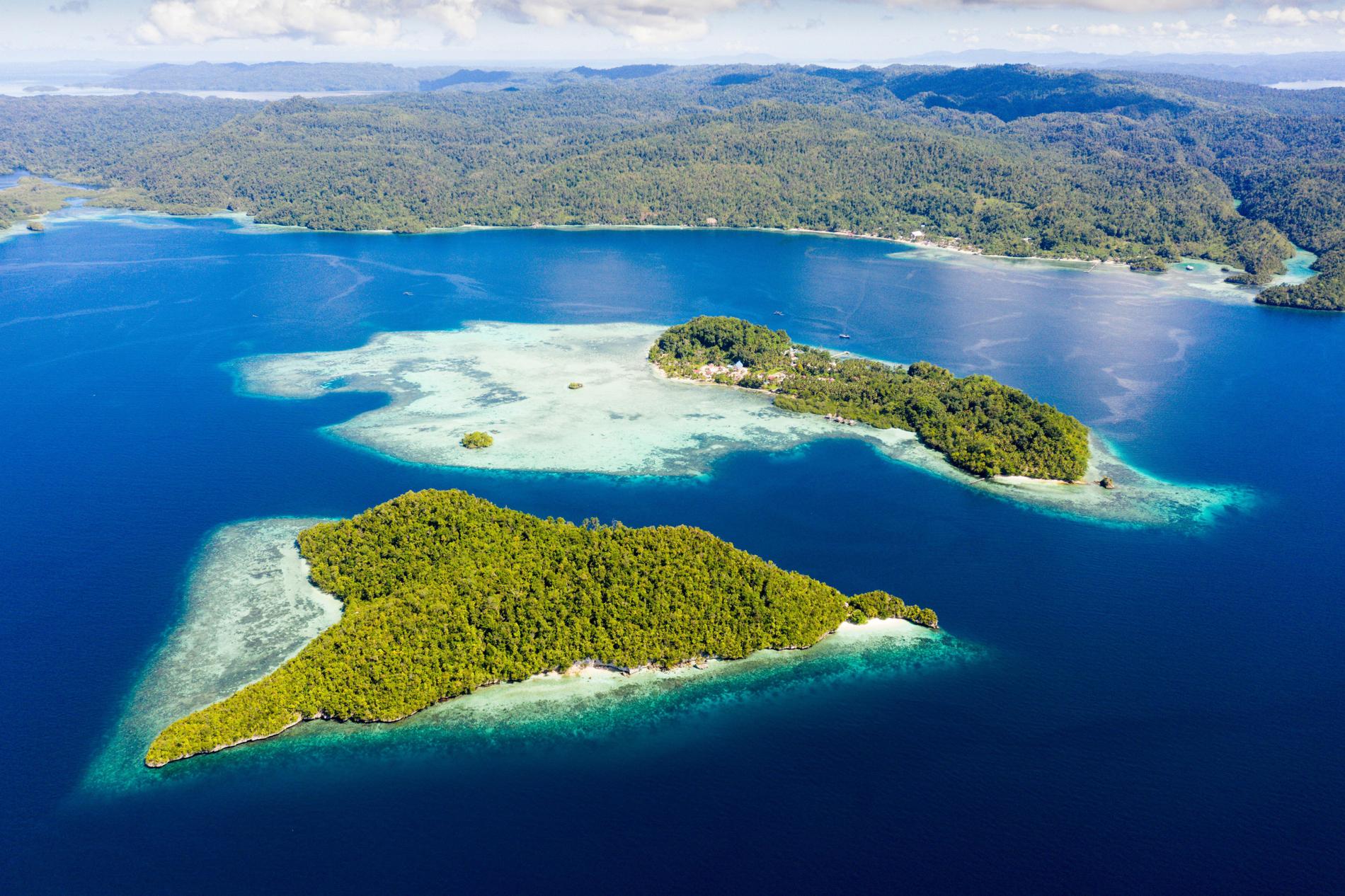 Delar av Argoland är utspridda runt Indonesien och Myanmar. Här tropiska öar nära Waigeo i Indonesien.