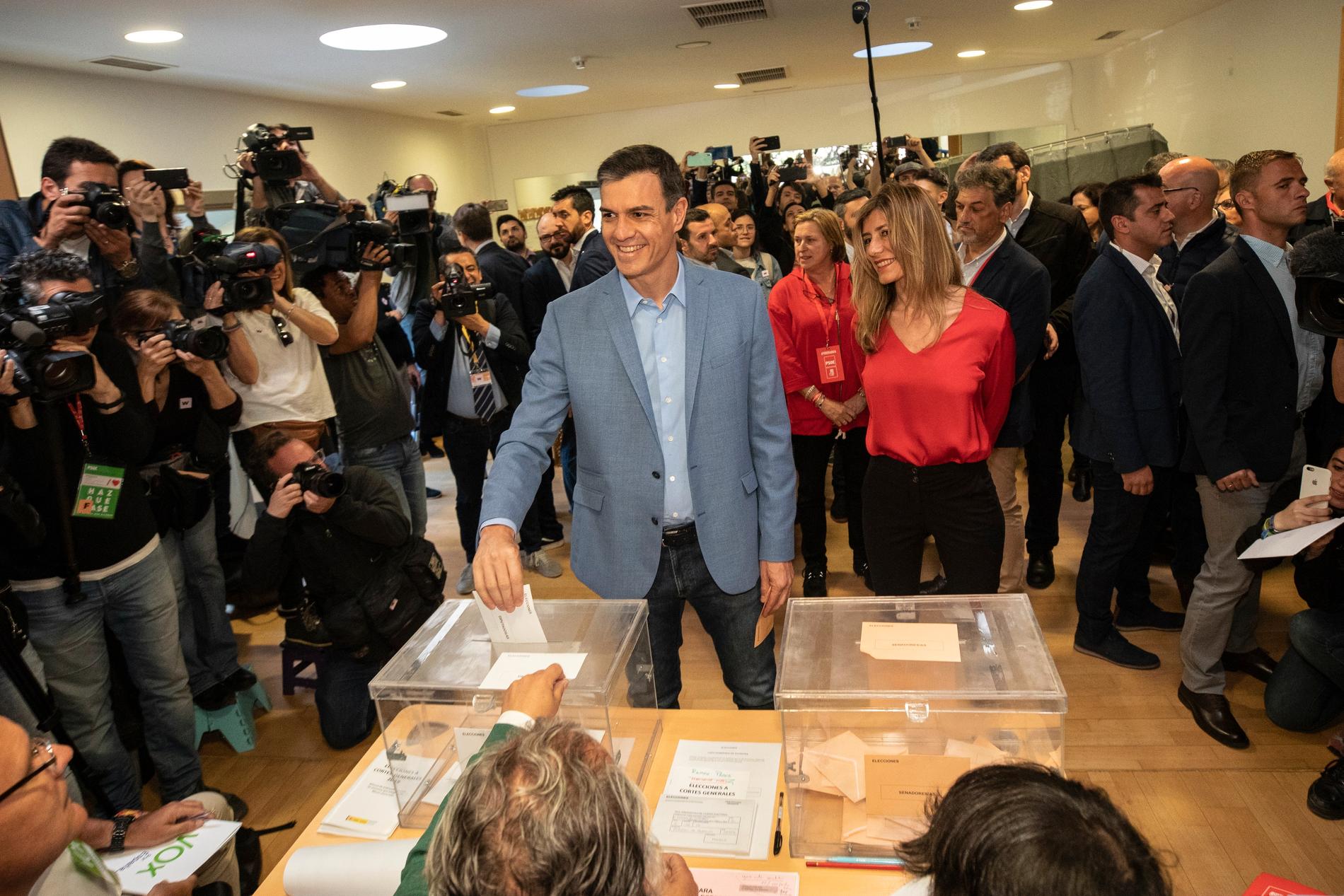 Spaniens premiärminister Pedro Sánchez (PSOE) lägger sin röst i Pozuelo de Alarcon i utkanten av Madrid.