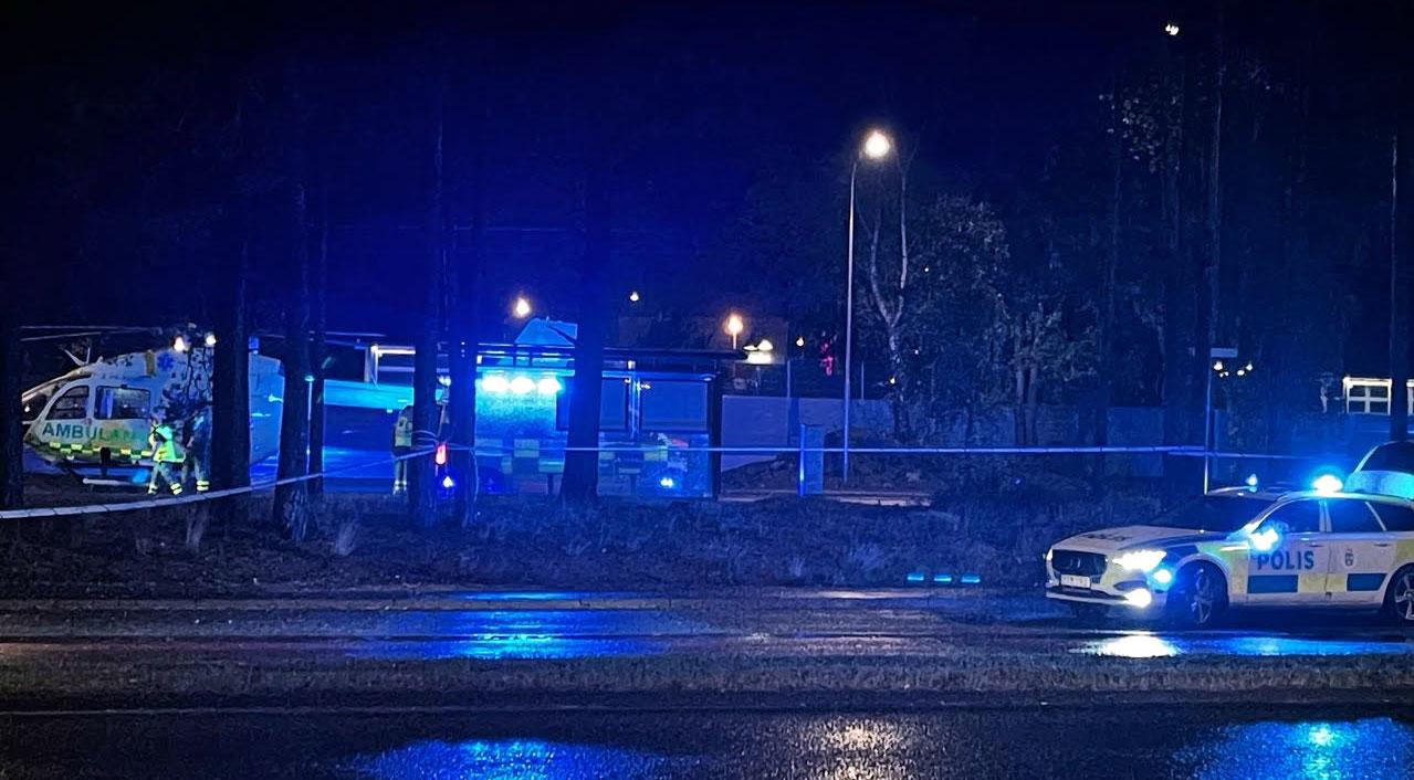 Ambulanshelikopter och polis på plats i Jordbro söder om Stockholm efter skottlossning. 