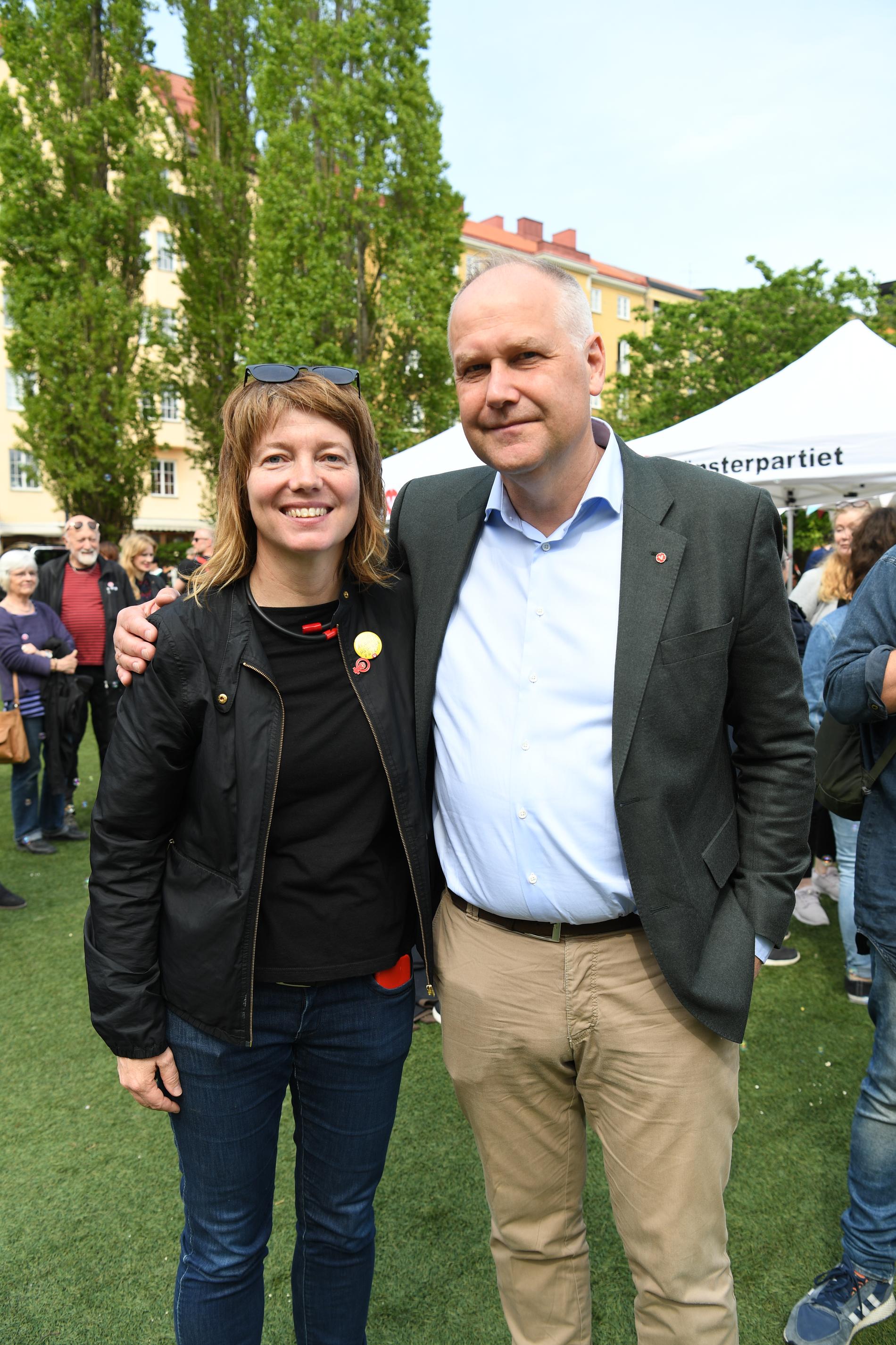 Vänsterpartiets partiledare Jonas Sjöstedt och Malin Björk, partiets förstanamn på EU-listan, på partiets vårfest på Nytorget i Stockholm.
