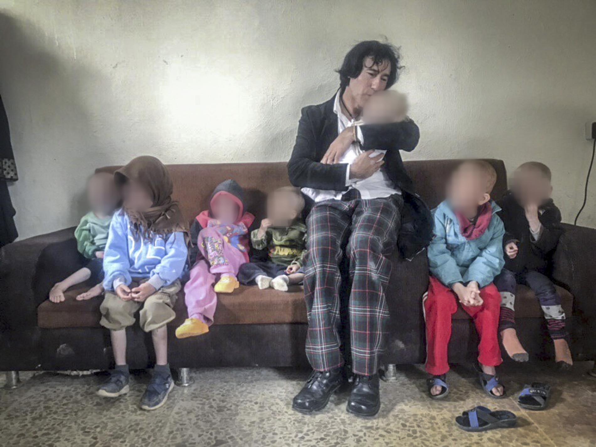 Barnens morfar Patricio Galvez har rest till barnen i Syrien. 