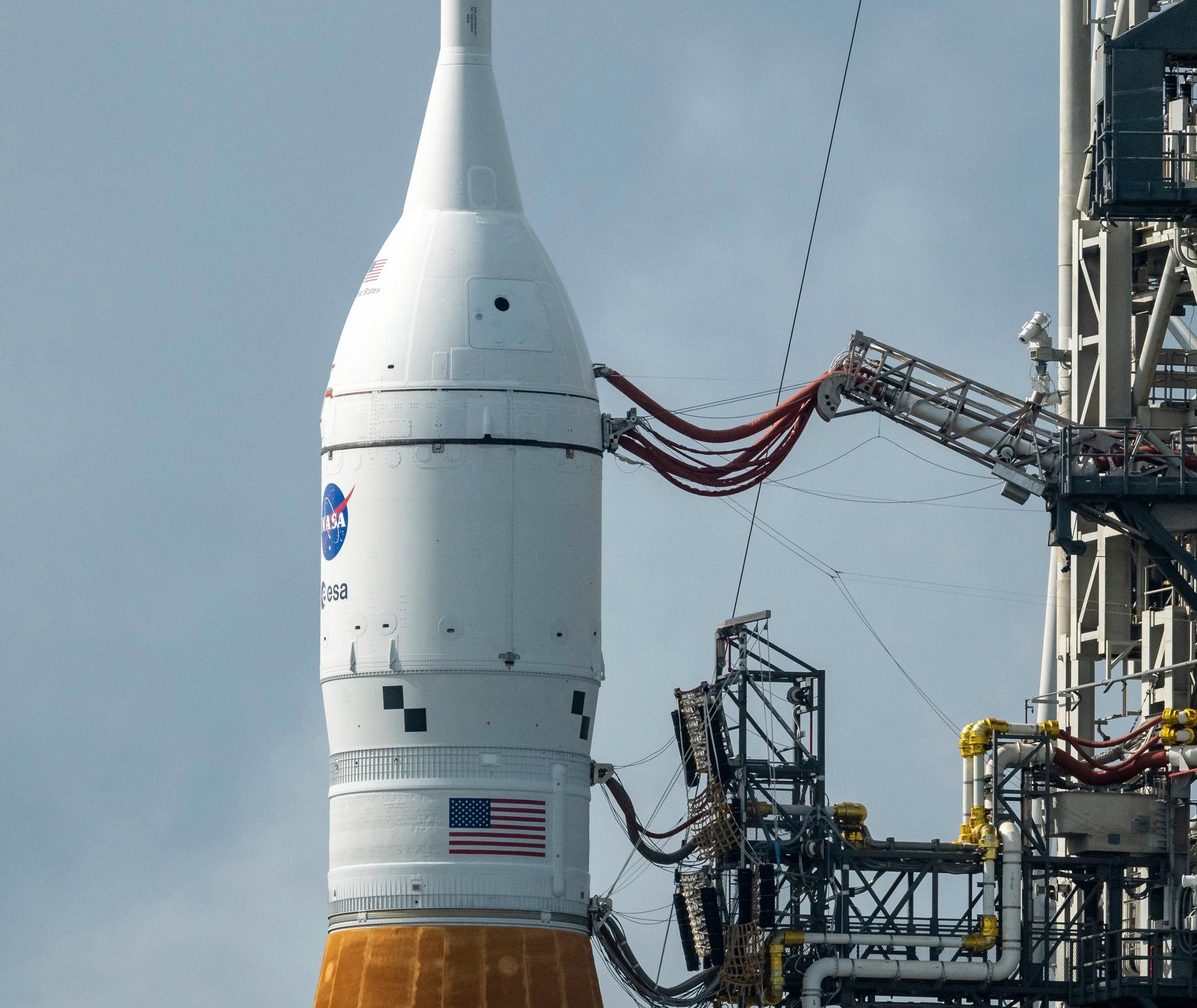 Närbild på raketen, med de amerikanska och europeiska rymdstyrelsernas loggor på sidan.
