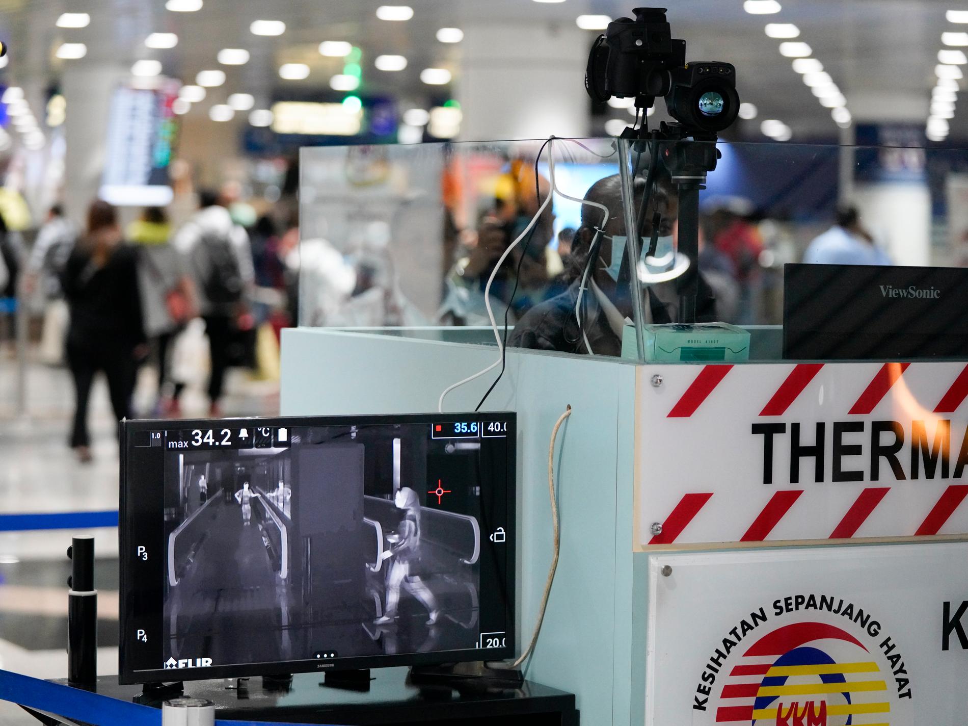 Feber-screening pågår på flygplatsen i Malaysias huvudstad Kuala Lumpur.