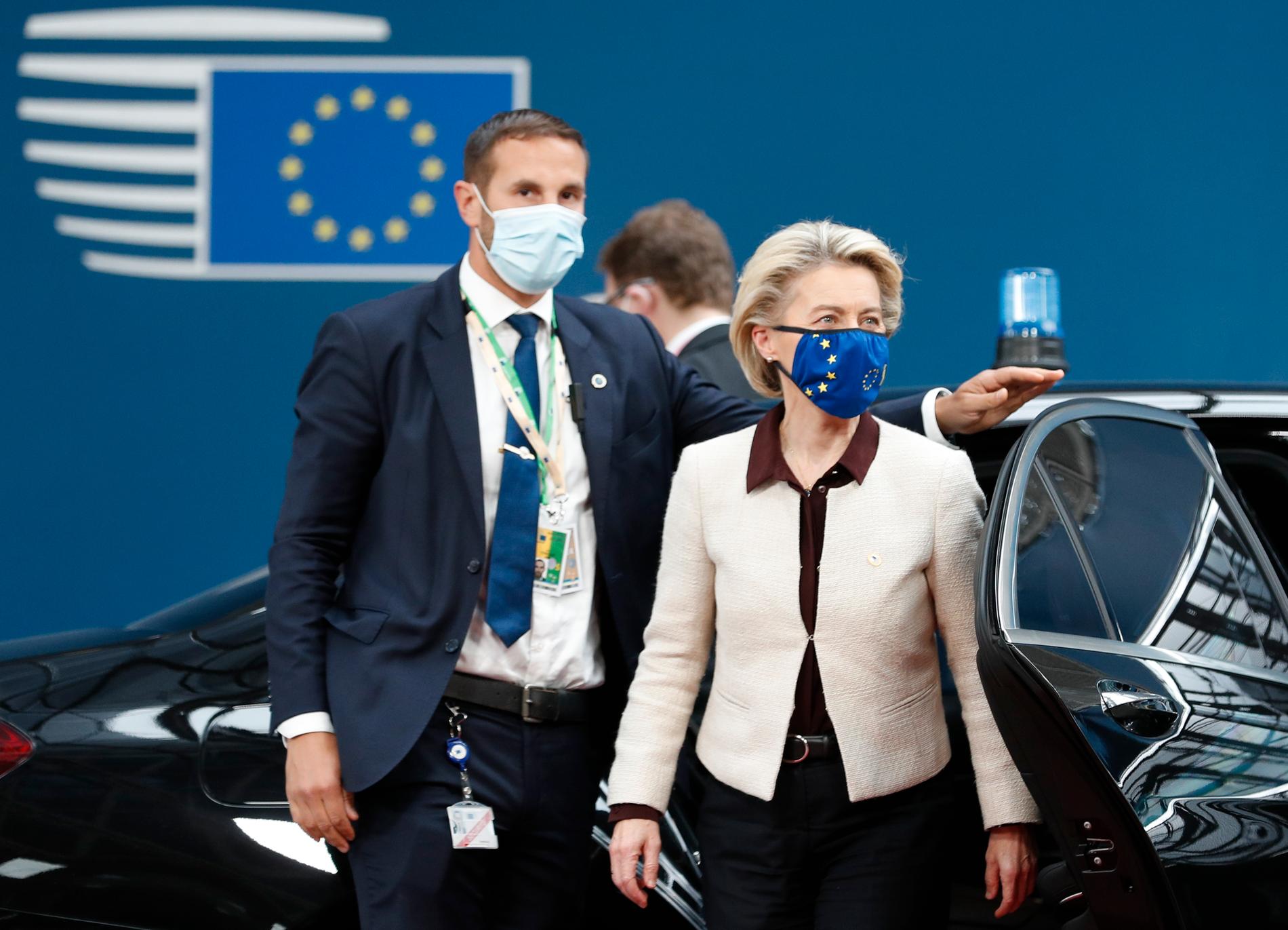 EU-kommissionens ordförande Ursula von der Leyen anländer till toppmötet i Bryssel.