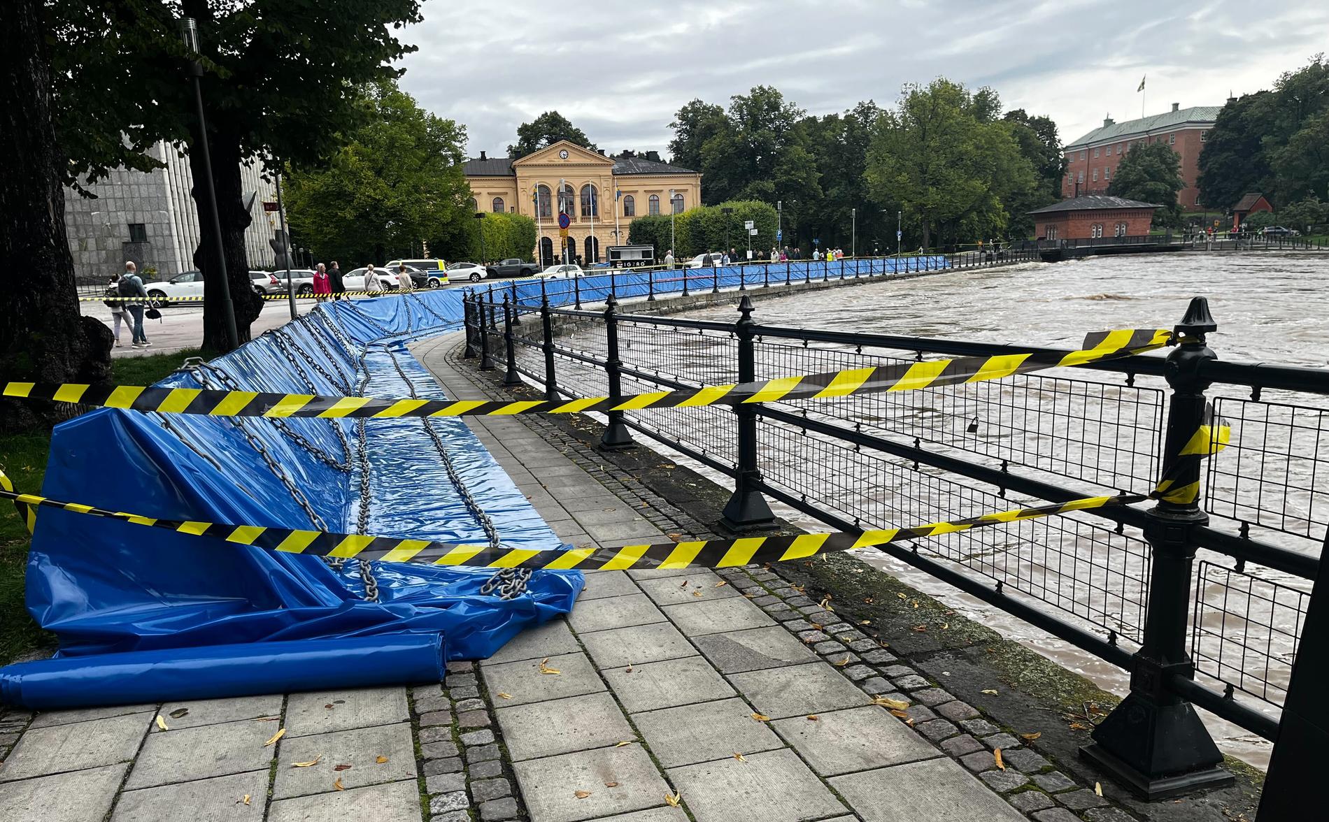 Vallar byggs för att stoppa vattnet som hotar stadshuset i Västerås.