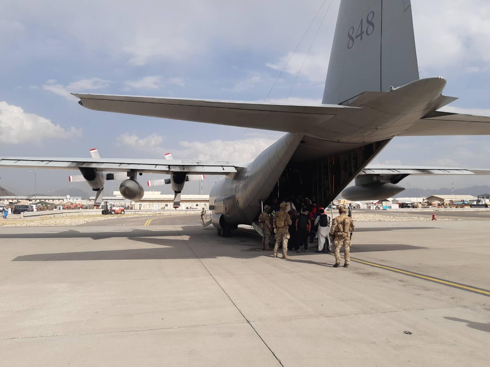 Svenska försvarsmaktens Hercules 848 på Kabuls flygplats.