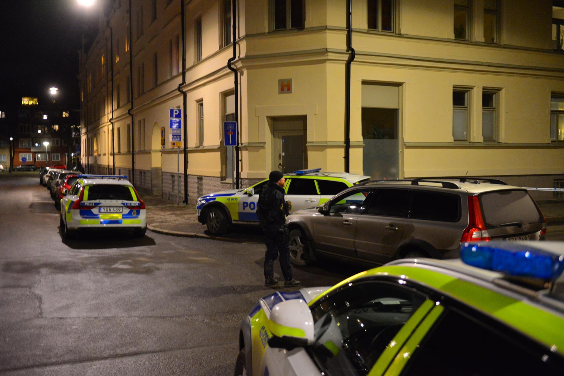 En innergård i centrala Norrköping har spärrats av.På platsen hittade ambulanspersonal en skadad man utomhus och larmade polisen.
