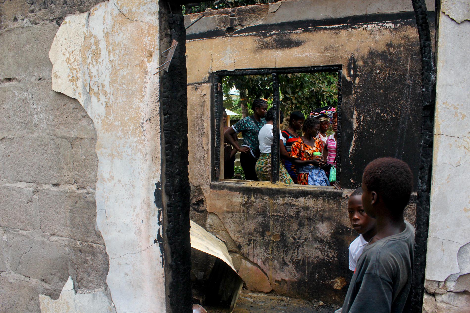 Minst 26 barn och två lärare har mist livet i en brand i en koranskola utanför Liberias huvudstad Monrovia.