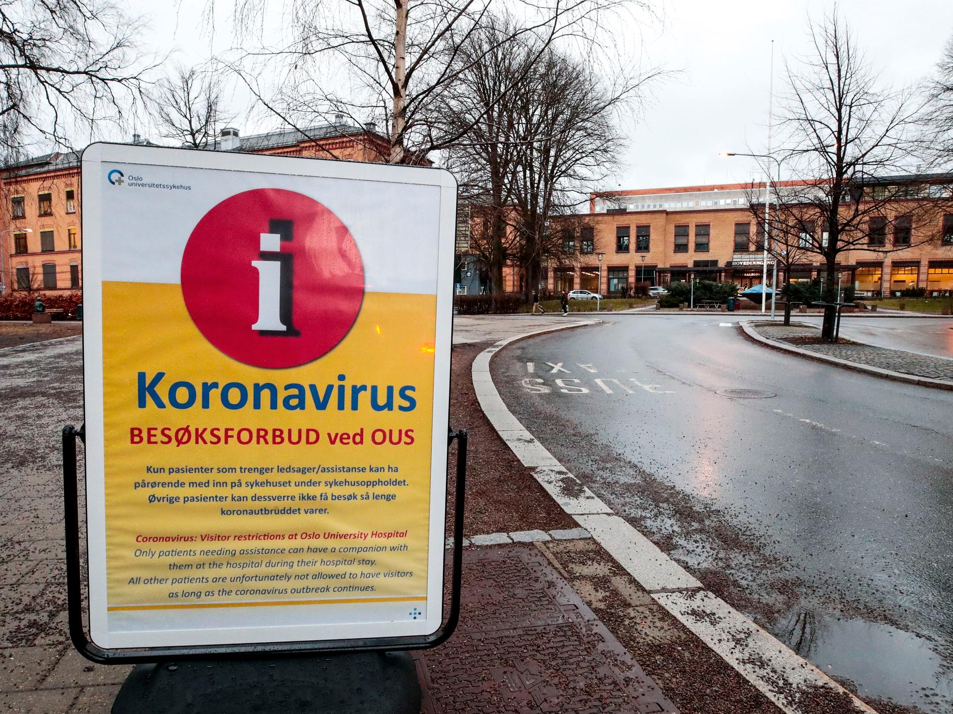 Coronavarning utanför universitetssjukhuset i Oslo. Arkivbild.