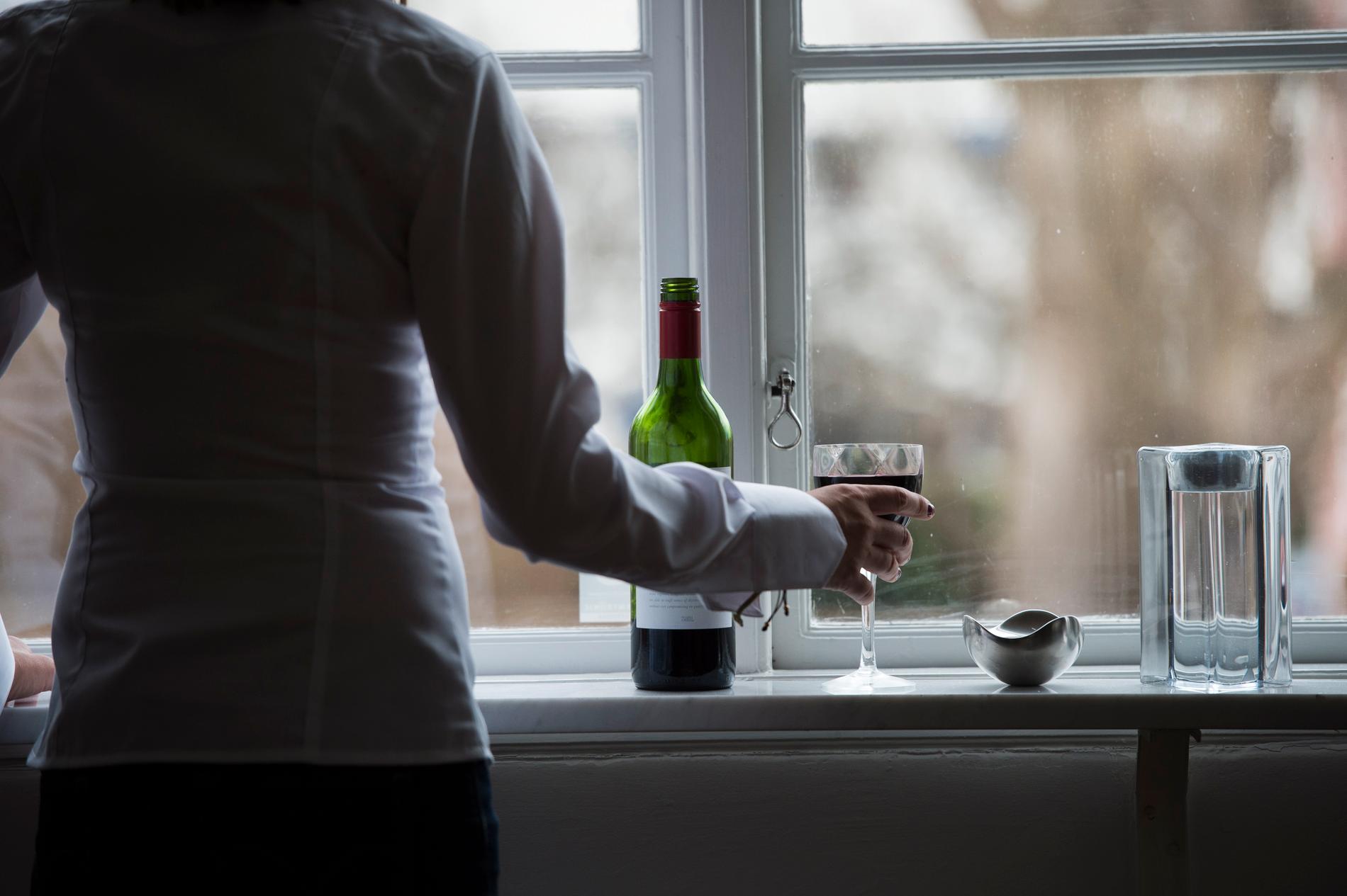 Många svenskar ligger över Socialstyrelsens gräns för riskbruk när det kommer till alkohol. Arkivbild.