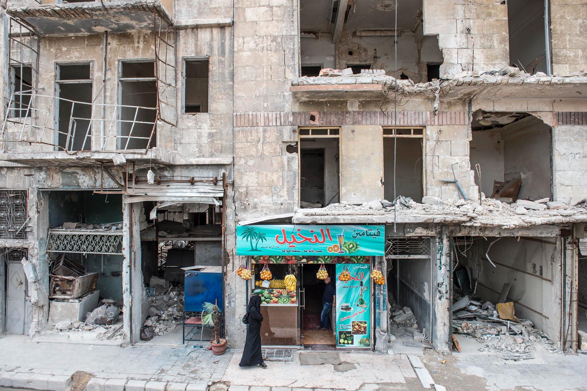 Östra Aleppo i Syrien, 2017. Då kanske världens mest krigsförstörda stad. Men mitt i förödelsen stod en färgsprakande juicebar - ett tecken på att livet går vidare. Arkivbild.