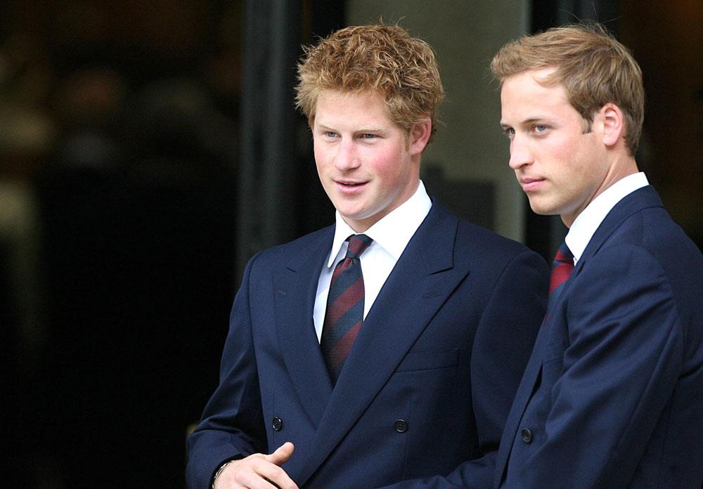Välkomnar gästerna Prins Harry och prins William tog emot de inbjudna gästerna tillsammans innan minneshögtiden inleddes på fredagen.