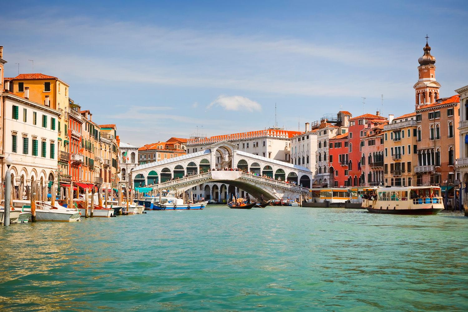 Nu är det slutrullat med väskor på broarna i Venedig.