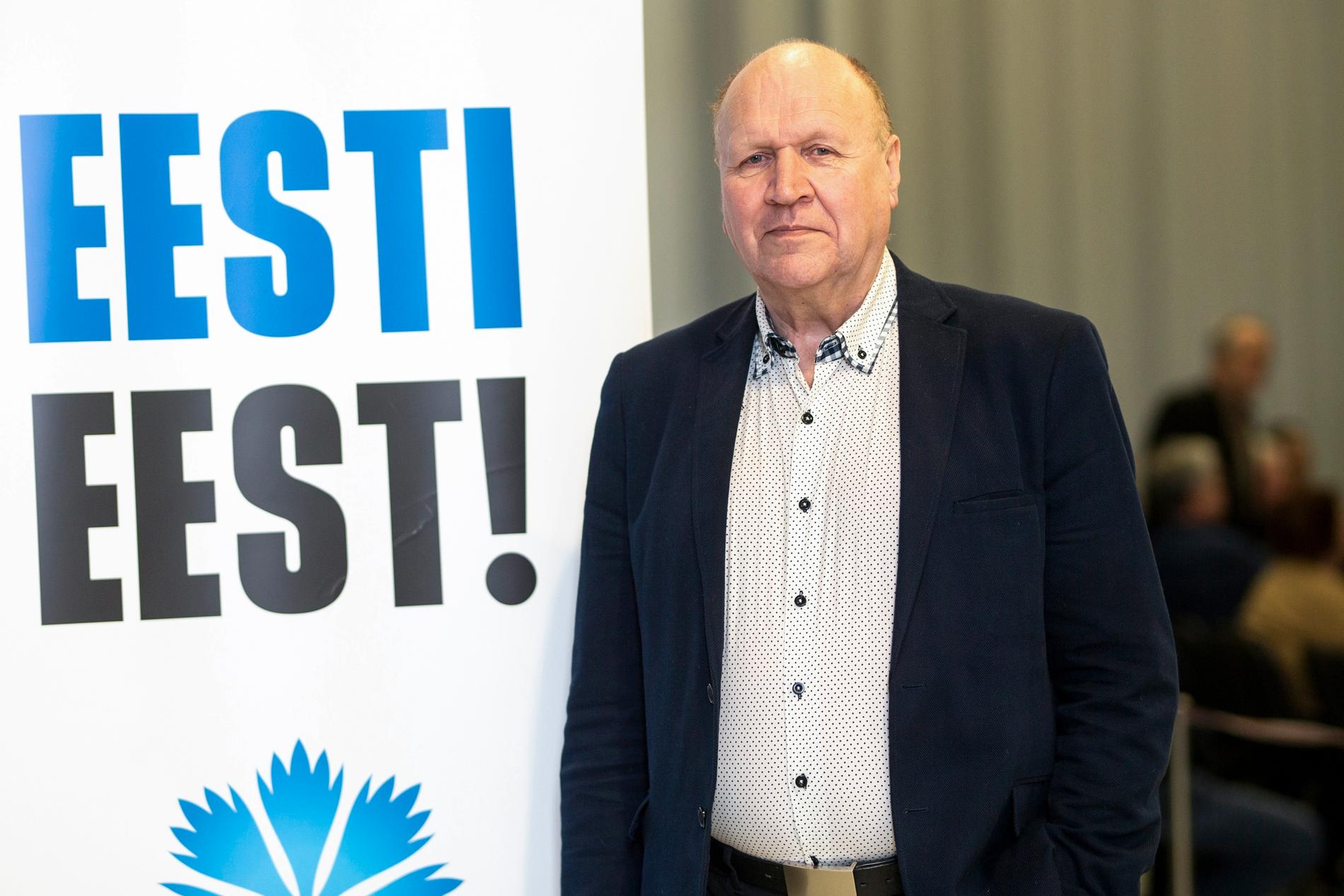 Mart Helme framför en plansch med partiparollen "För Estland!". Arkivbild.