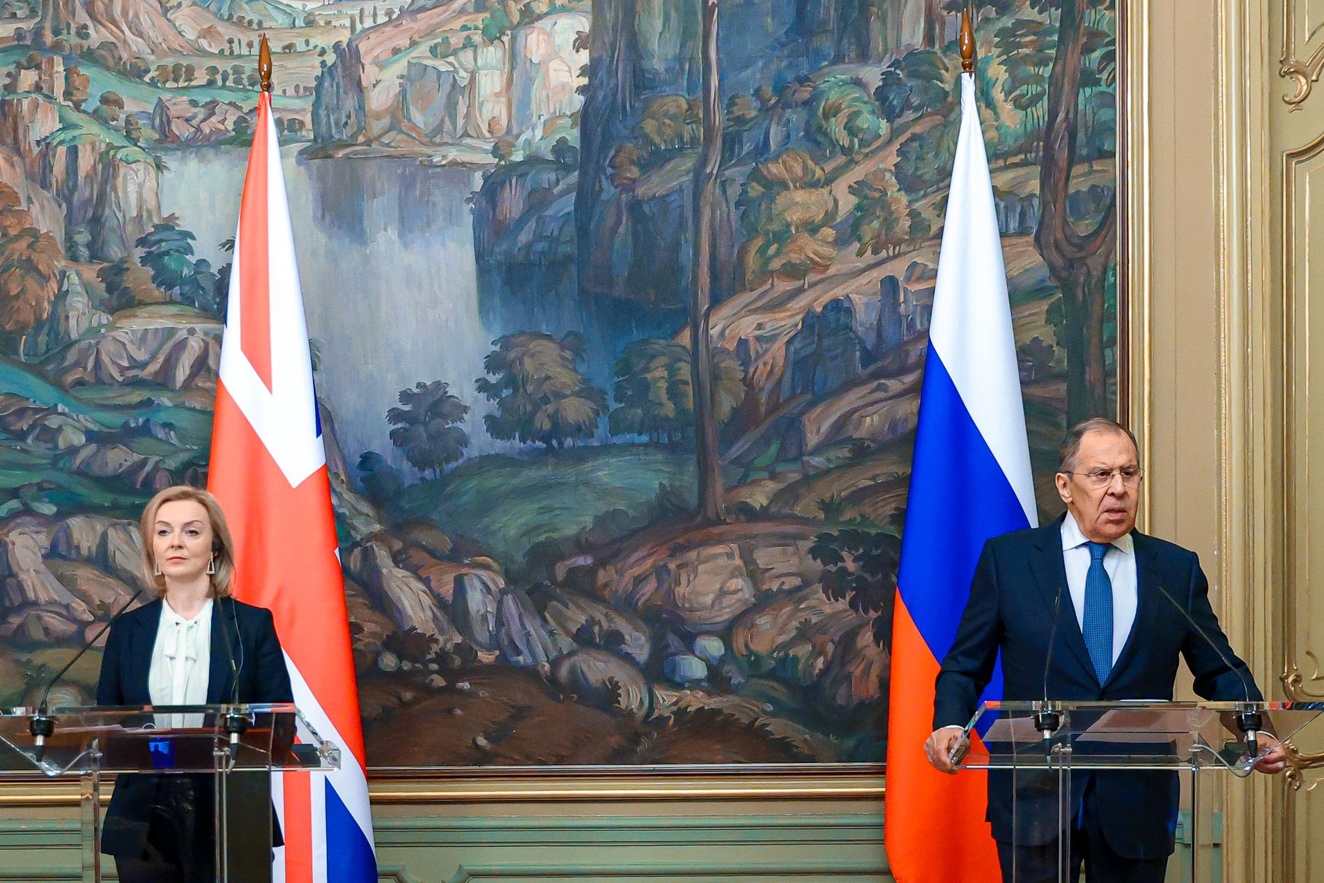Storbritanniens utrikesminister Liz Truss och Rysslands utrikesminister Sergej Lavrov . 